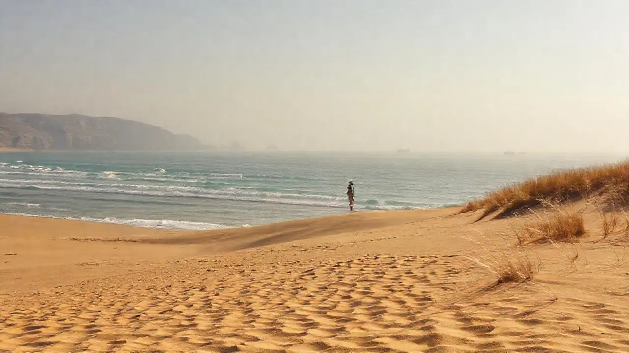 Costa serena, luz suave, horizonte amplio