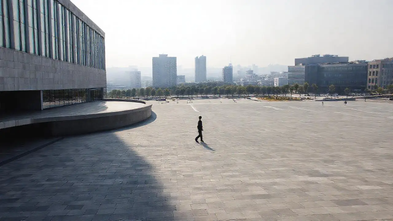 Espacio urbano tranquilo y realista