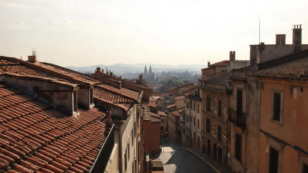 Ciudad antigua, tranquila, bañada por la luz