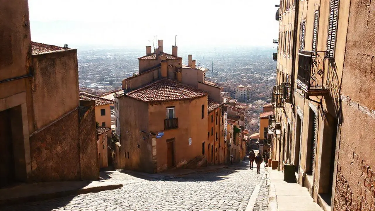 Pueblo antiguo, tranquilo y soleado