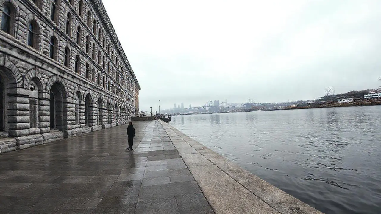 Arquitectura imponente en paisaje melancólico y vasto