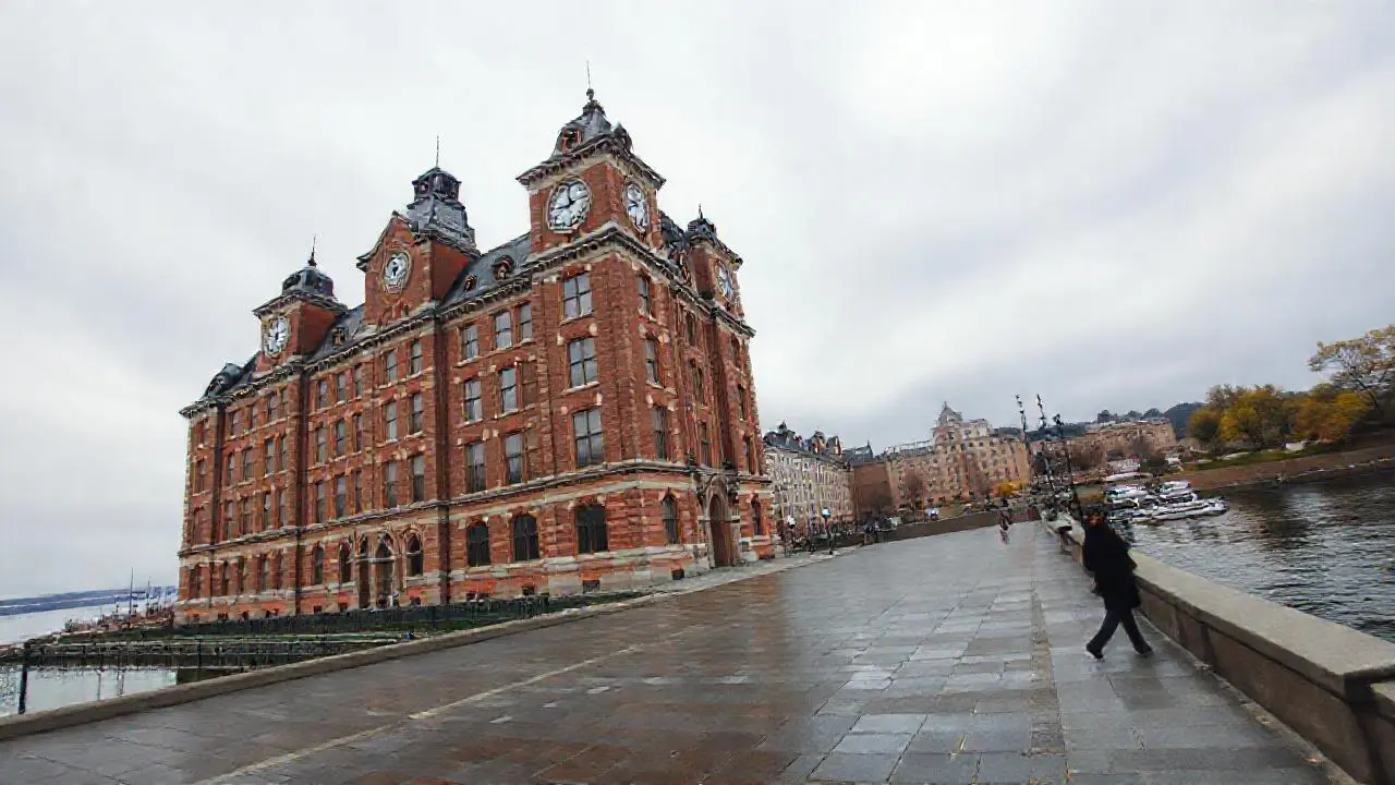 Edificio imponente bajo cielo nublado y brumoso
