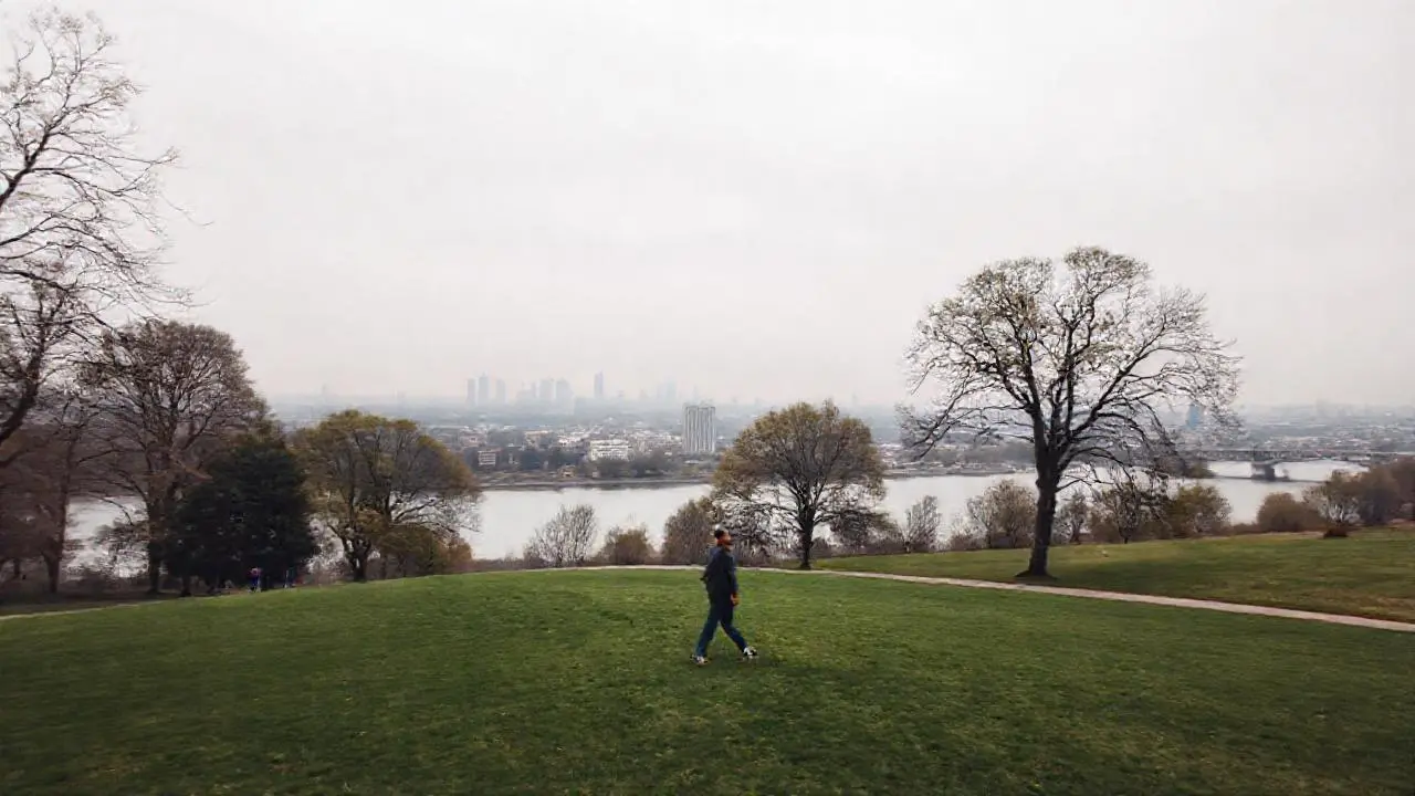 Paisaje urbano tranquilo, brumoso y extenso