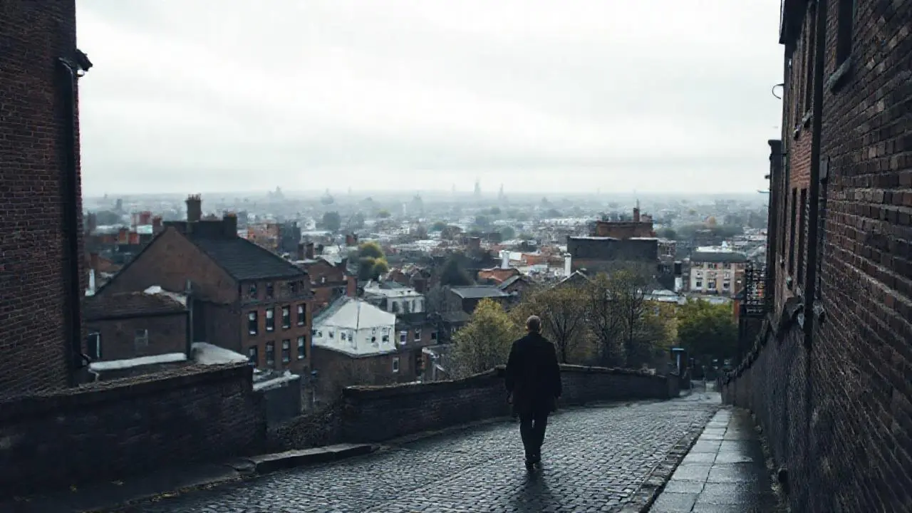Escena urbana grisácea, melancólica y silenciosa
