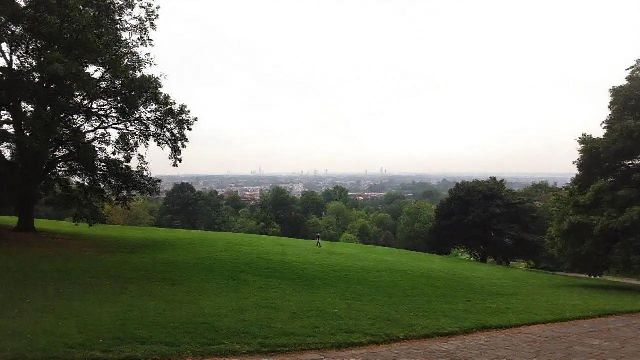 Parque tranquilo, escena natural y difusa