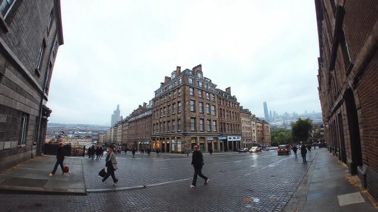 Ciudad gris y difusa, atmósfera urbana