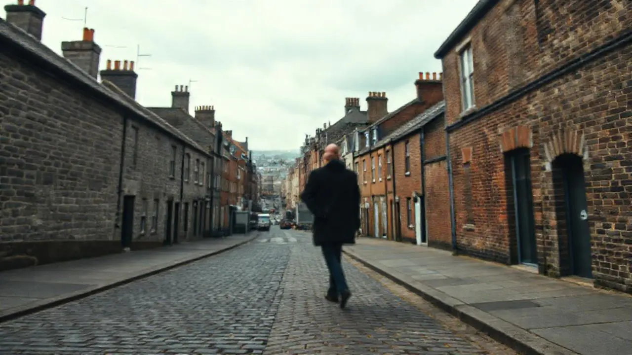 Escena urbana realista, ligeramente brumosa y gris