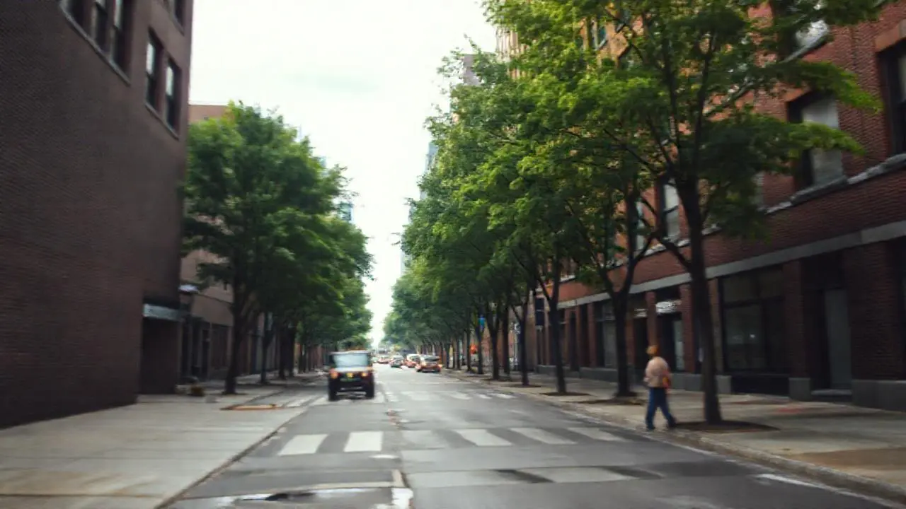 Escena urbana gris, difusa y realista