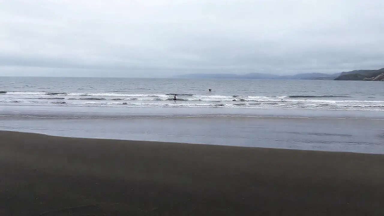 Playa extensa, calma y difusa