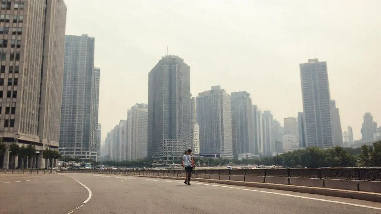 Ciudad urbana tranquila bajo cielo nublado