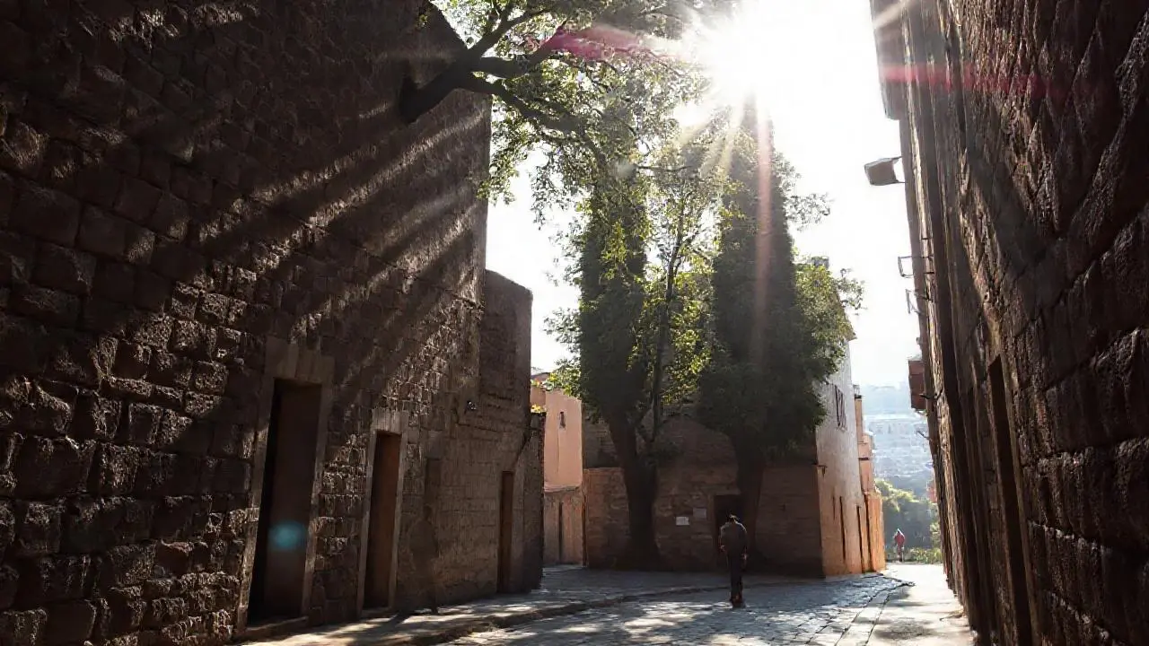 Calle antigua, luz suave y tranquila