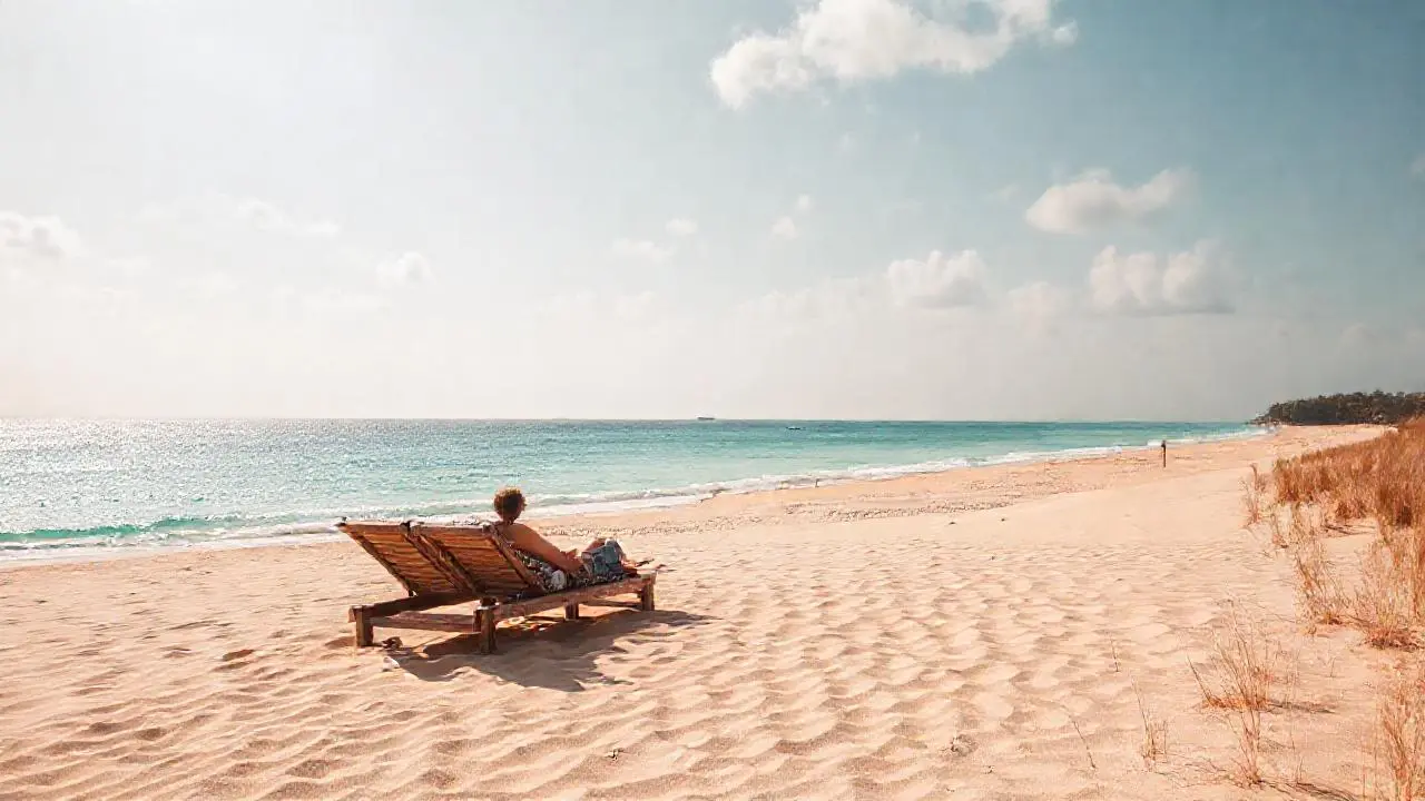 Playa tranquila y soleada, ambiente relajante