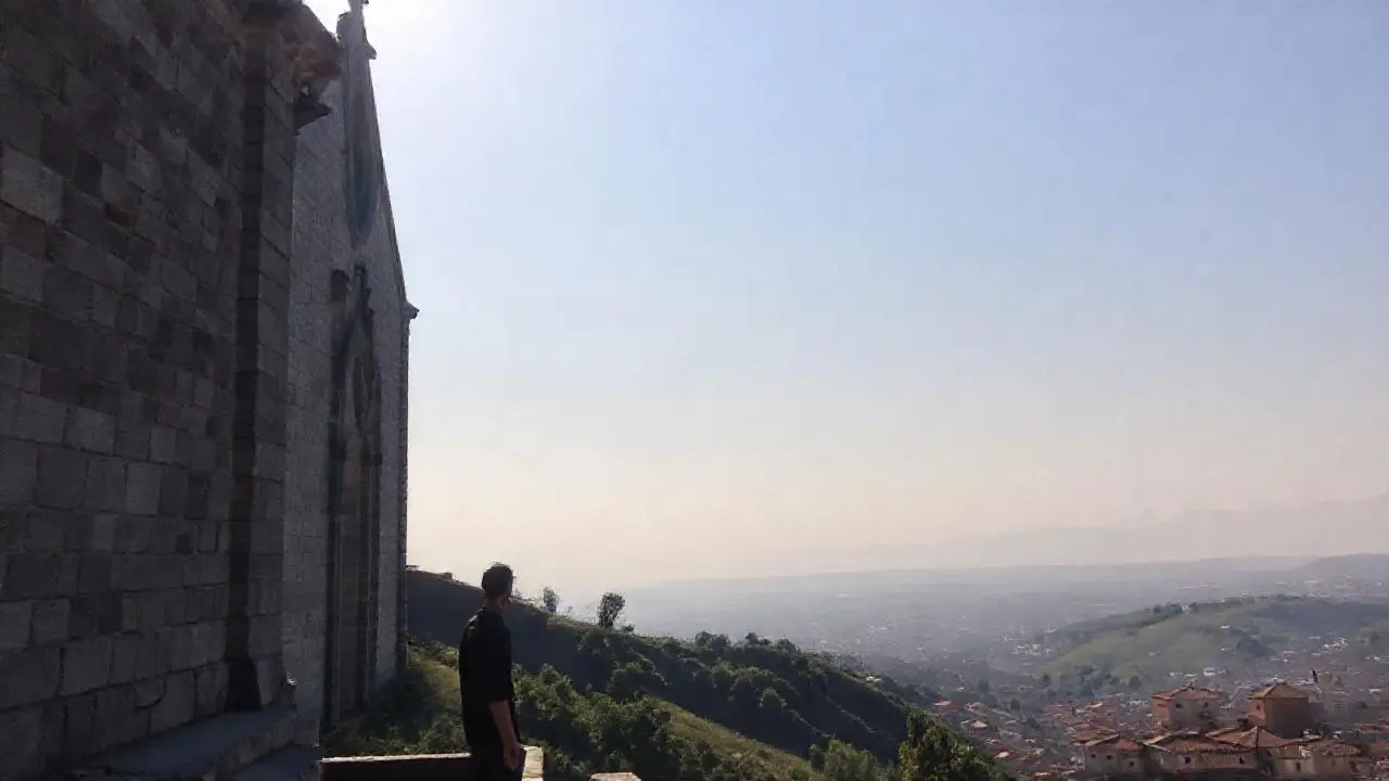 Paz serena en paisaje urbano y montañoso