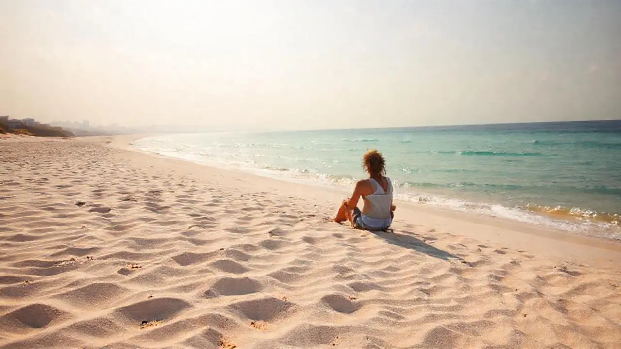 Playa tranquila, luz cálida y relajación