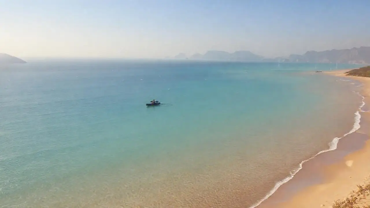 Tranquila playa con kayak y horizonte