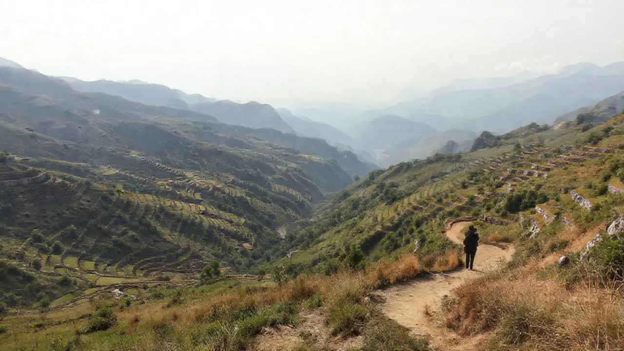 Ancho valle montañoso con figura solitaria