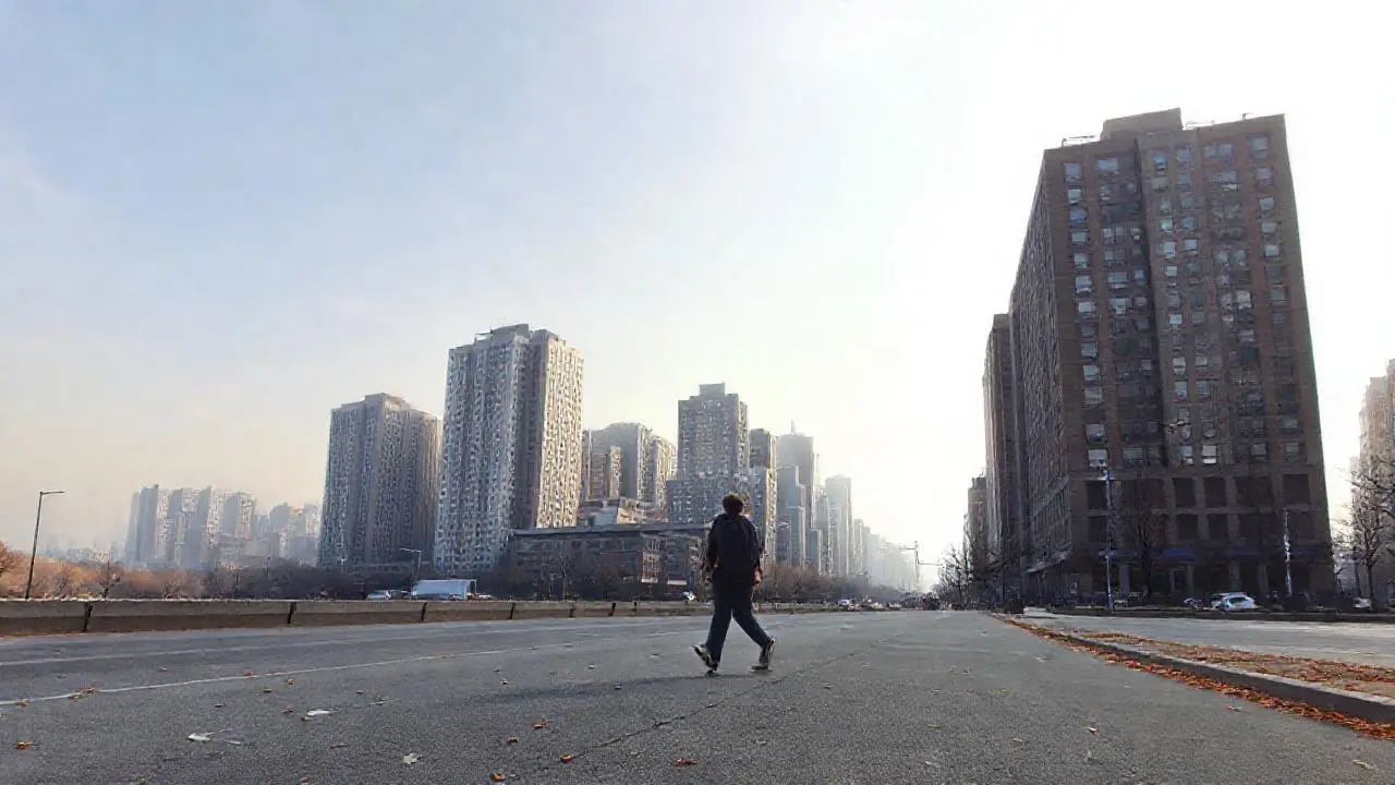 Ciudad cotidiana bajo cielo suave