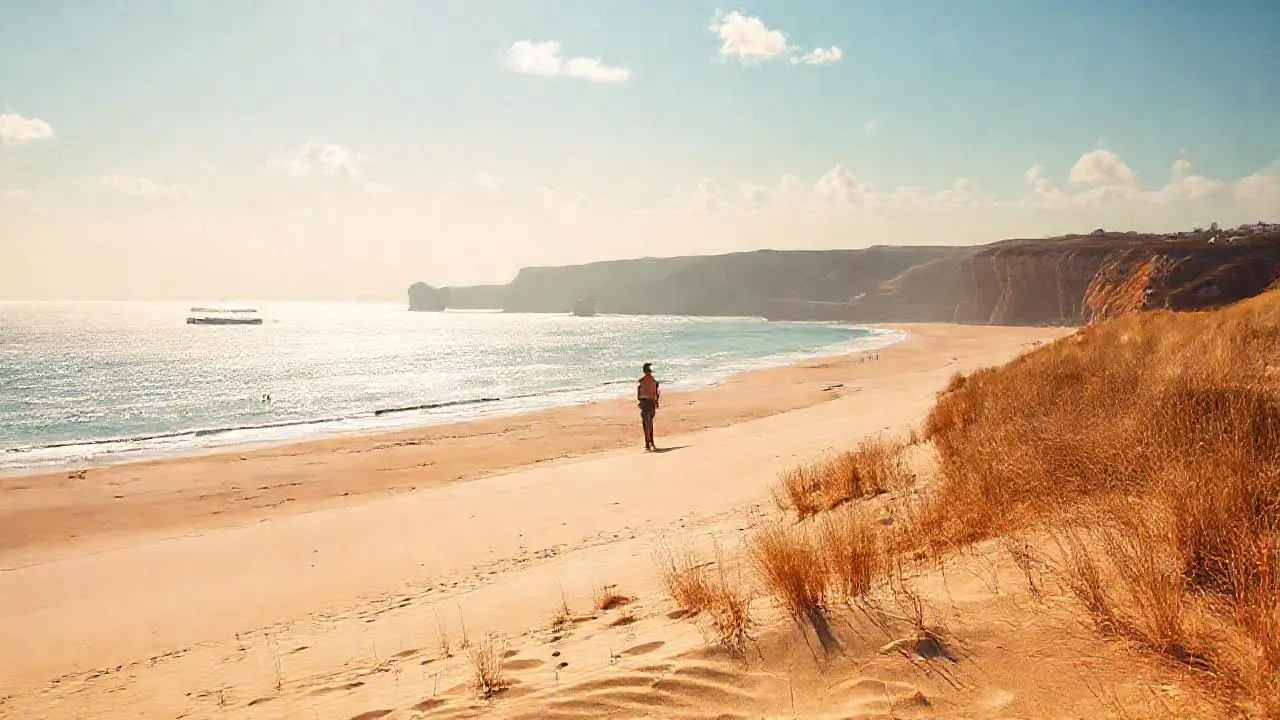 Costa serena, luz cálida y lejana