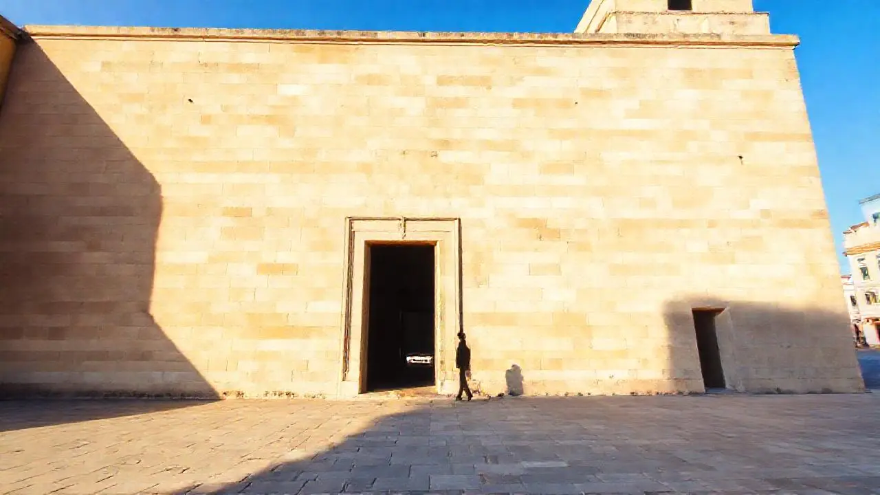 Arquitectura serena, luz cálida y espacio abierto
