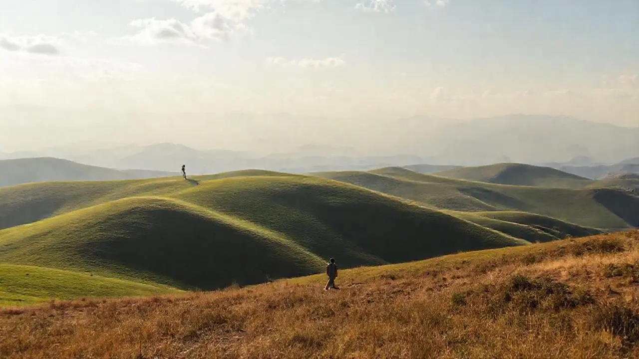 Paisaje sereno y vasto, natural y realista