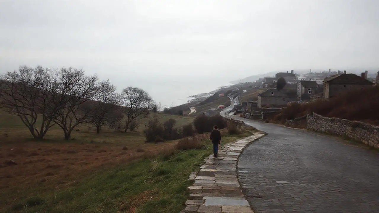 Paisaje costero tranquilo y algo difuso