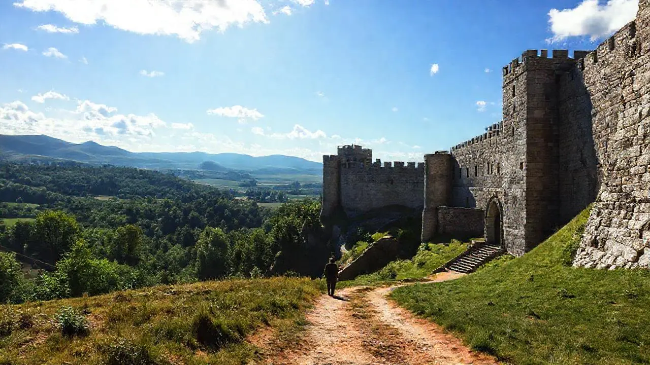 Un castillo medieval en un paisaje sereno