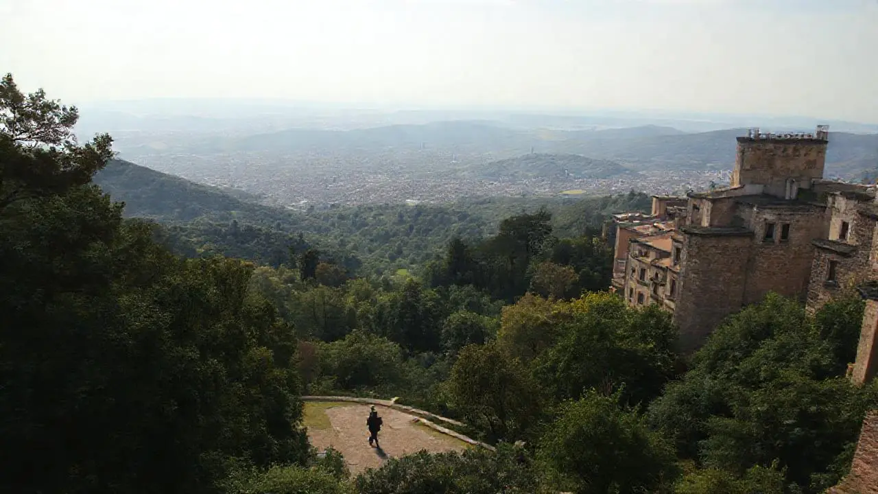 Paisaje amplio, sereno y naturalista