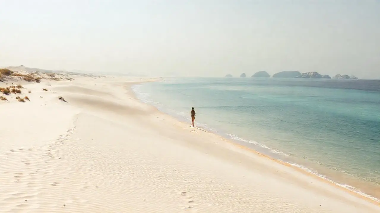 Playa serena, luz cálida y soledad