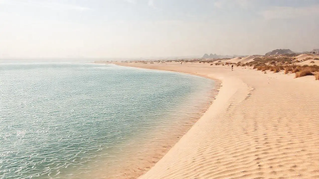 Playa extensa, luminosa y serena