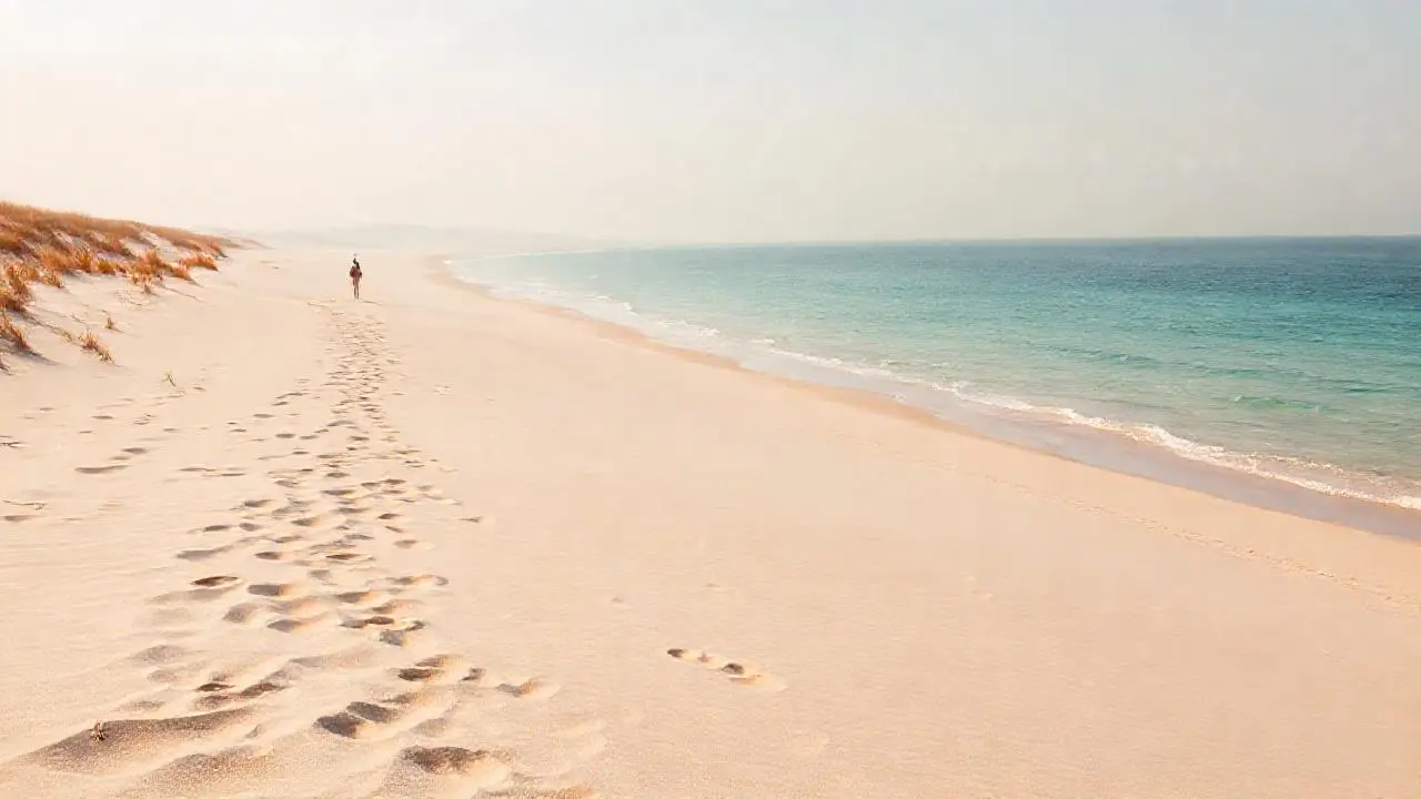 Playa extensa, serena y luminosa