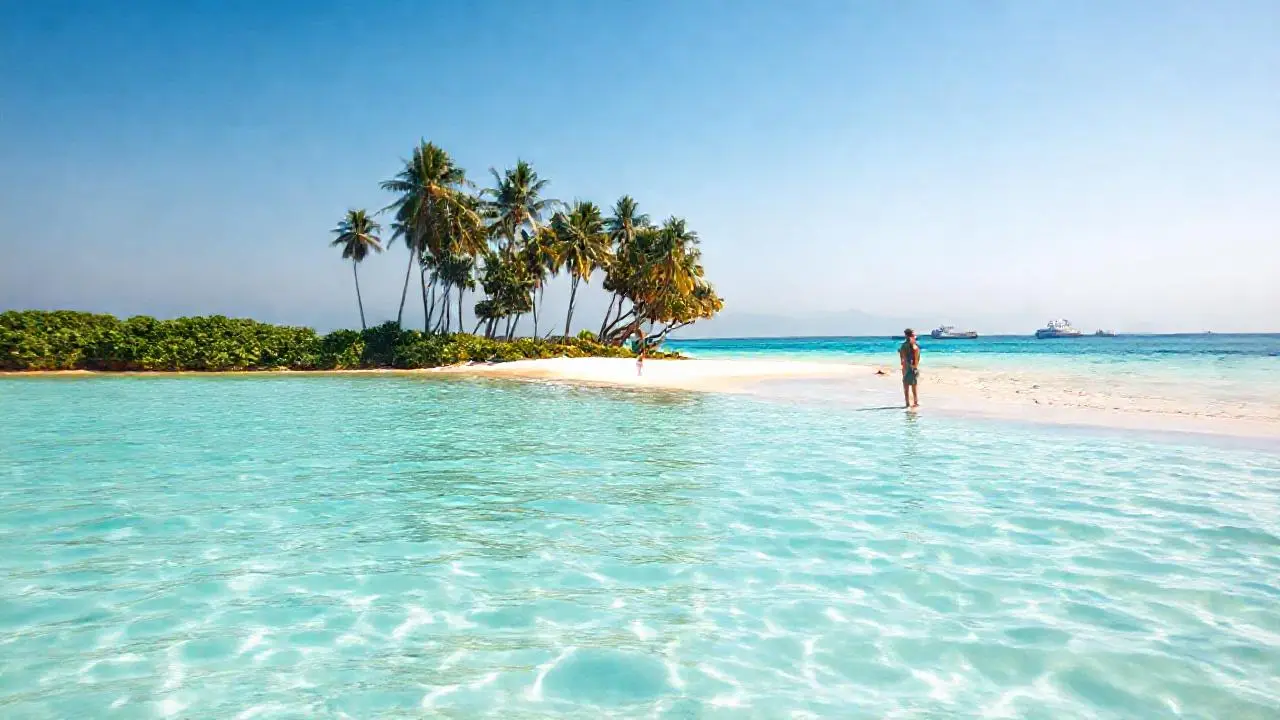 Tranquila playa, luz suave y serena