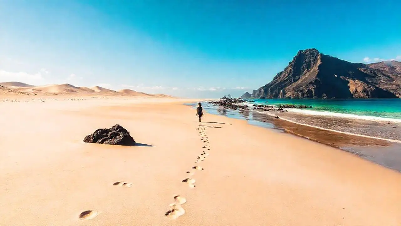 Playa extensa, luminosa y serena