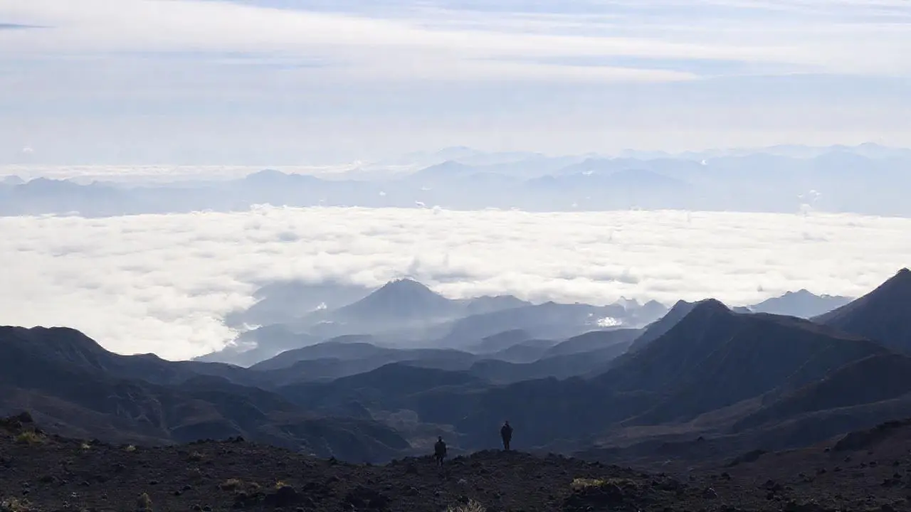 Paisaje volcánico vasto, tranquilo y distante