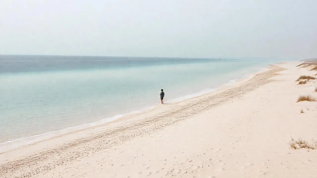Tranquila playa, luz suave y horizonte abierto