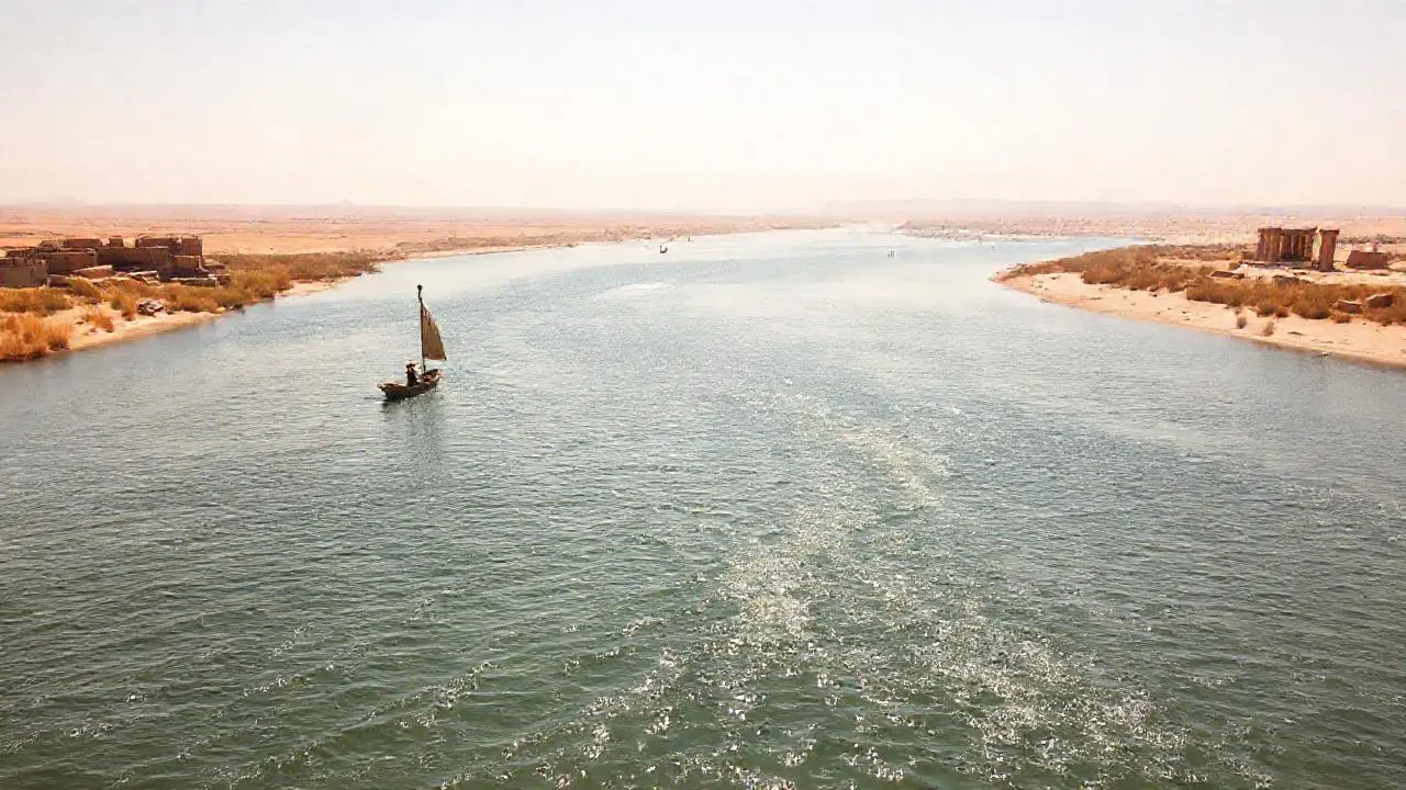 Un río antiguo bajo un cielo cálido