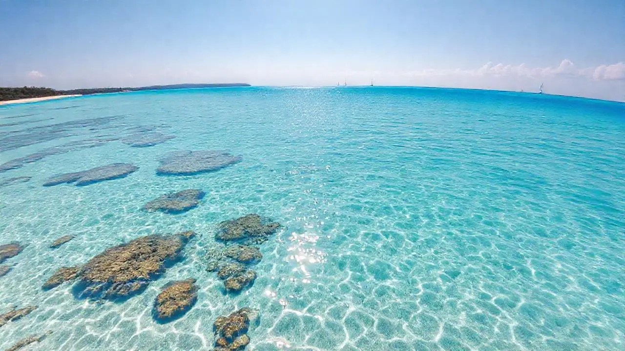Aguas tranquilas, arena y cielo abiertos