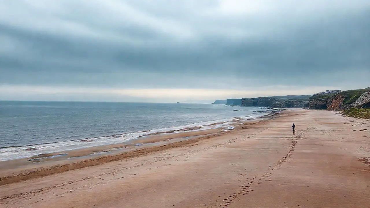 Un paisaje costero sereno y vasto