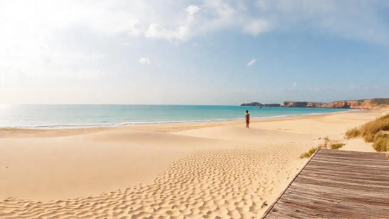 Playa tranquila bajo luz dorada