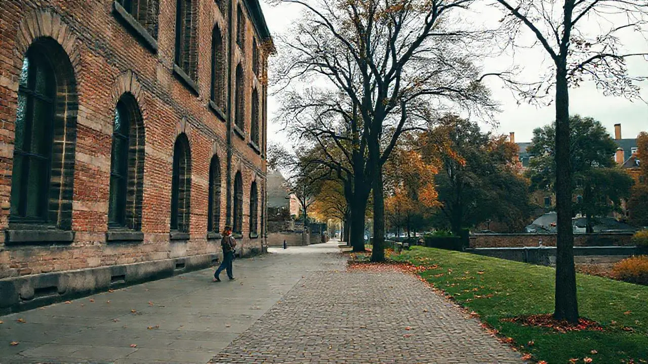 Edificio antiguo, tranquilo y ligeramente difuso
