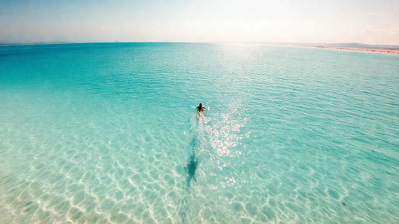 Aguas tranquilas, sol, arena y soledad