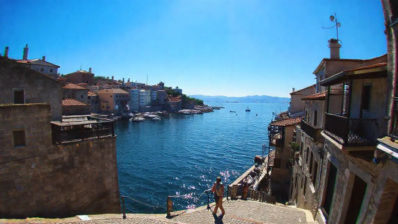 Puerto tranquilo bajo luz cálida