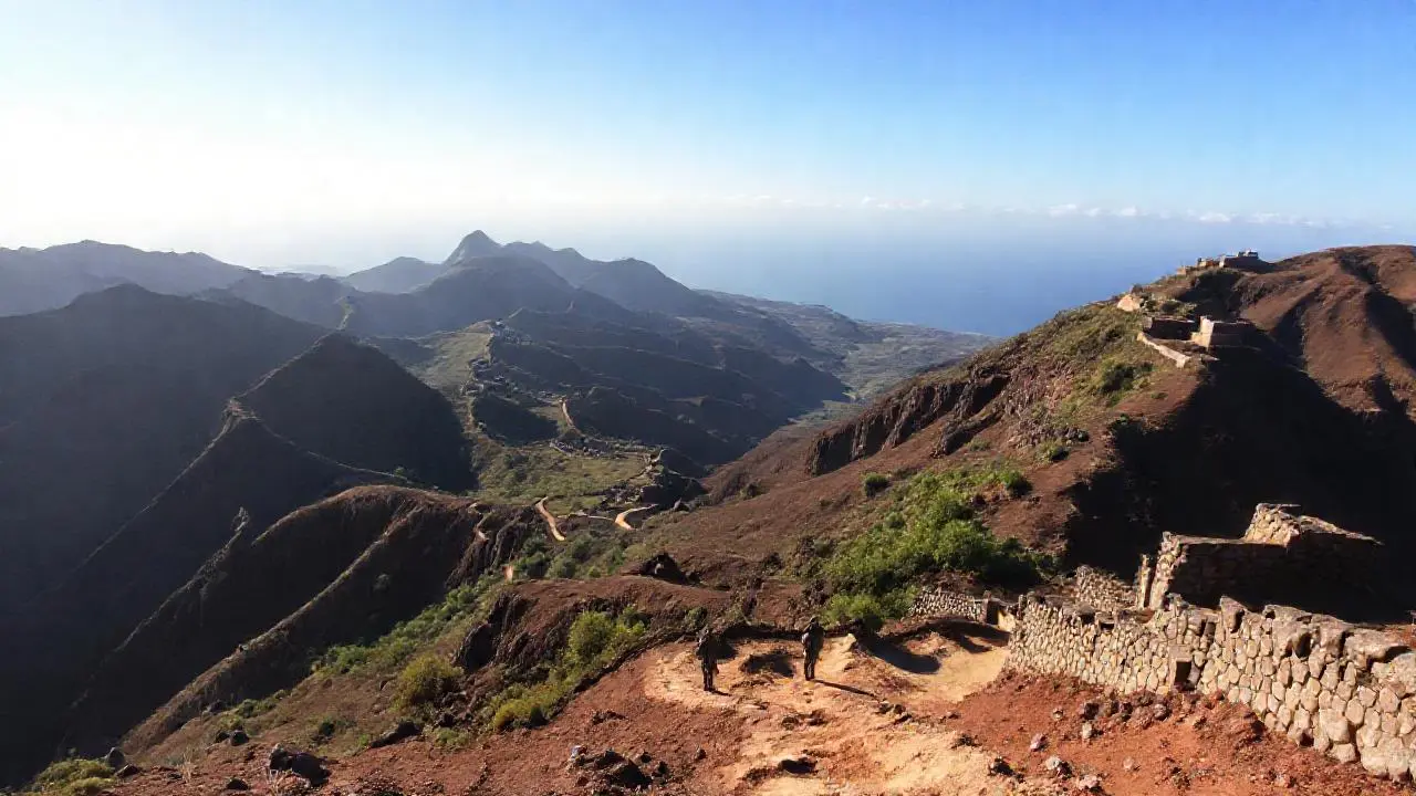 Paisaje árido, ondulado y distante