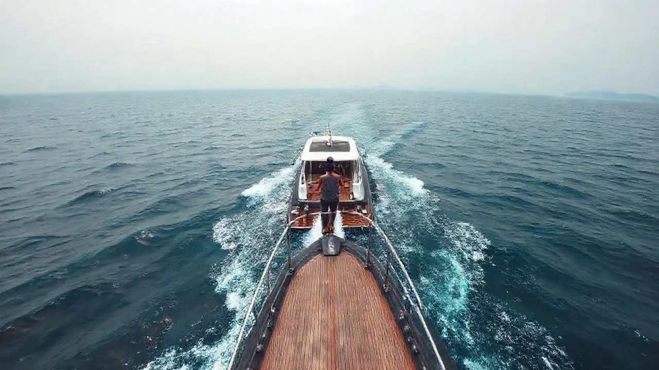 Un barco navega en un océano tranquilo