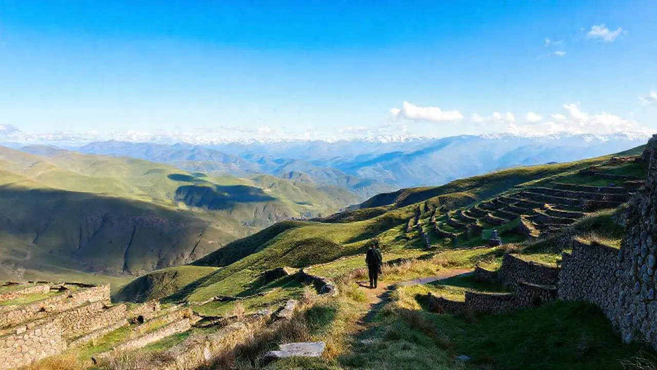 Paisaje andino sereno con figura solitaria