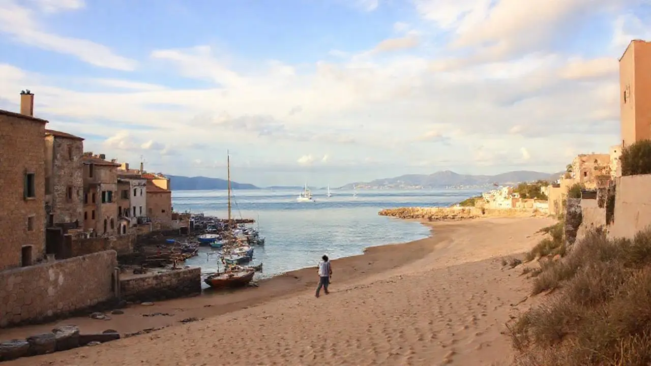 Paisaje costero tranquilo y evocador