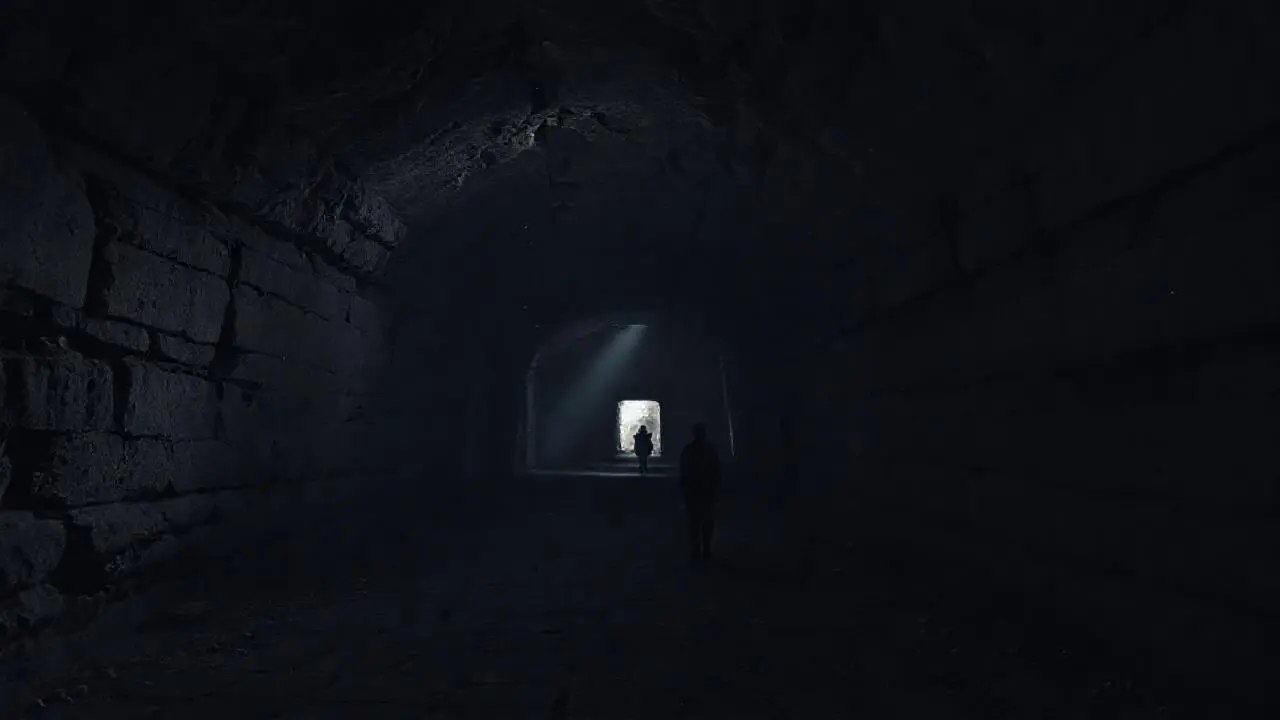 Antigua y vasta estructura de piedra sombría