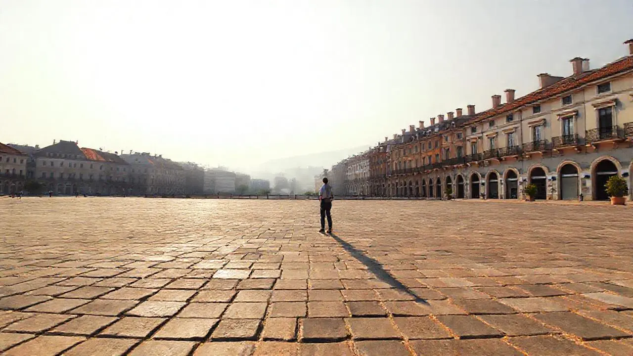 Plaza urbana, cálida, y ligeramente brumosa