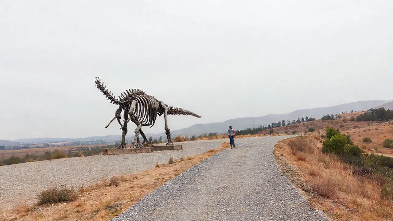 Paisaje desolado con esqueleto de dinosaurio