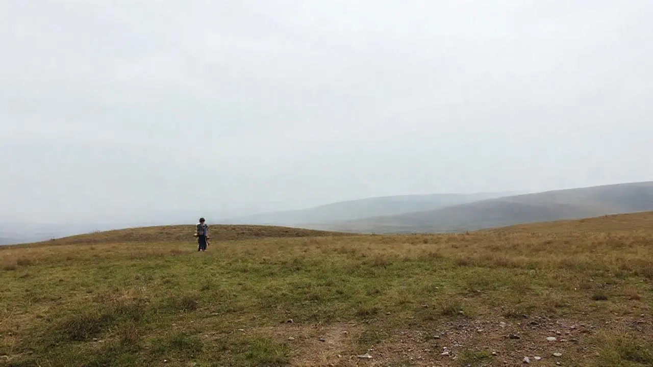 Paisaje vasto, tranquilo y ligeramente brumoso