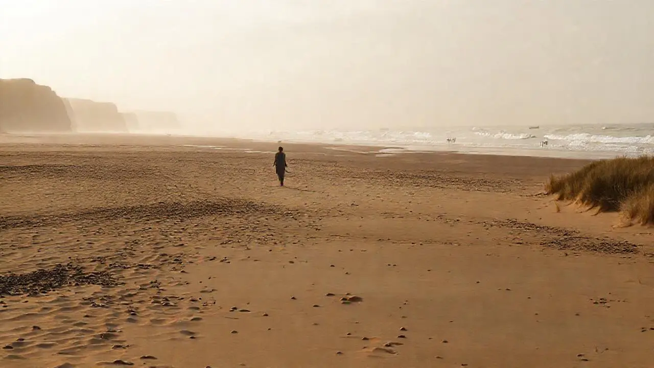 Playa extensa, calma y melancólica